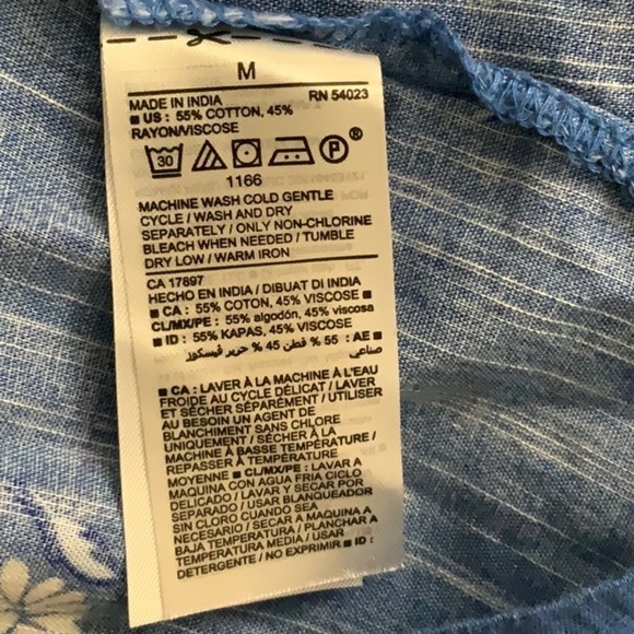 Old Navy blue maternity top with daily print. Size M - Picture 6 of 6